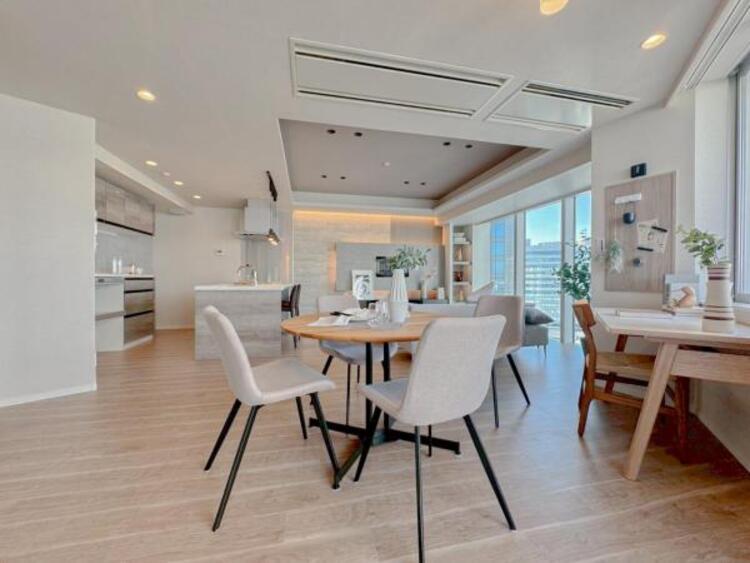 居間 お天気が晴れの日は照明をつけなくても充分明るいリビングです！どこか落ち着きのある広々とした内装です！皆で過ごす空間が、目に浮かんでくる様な優しいリビングダイニングです！くつろいだり楽しい時間を是非！