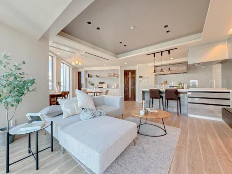 居間 開放感とプライベート感が見事に両立されたリビングダイニング！通常では相反するファクターがともにそろうと極上のくつろぎ空間が生まれます。だれにも譲りたくない至福の空間で過ごす日々は生活をより豊かにします