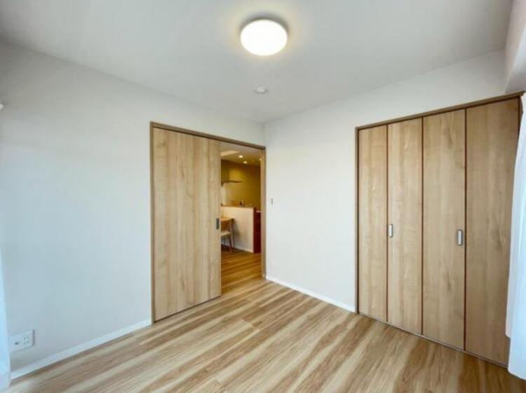 内装 【5帖洋室】LDKに直結し、お子様のプレイスペースなどにも活躍するお部屋です