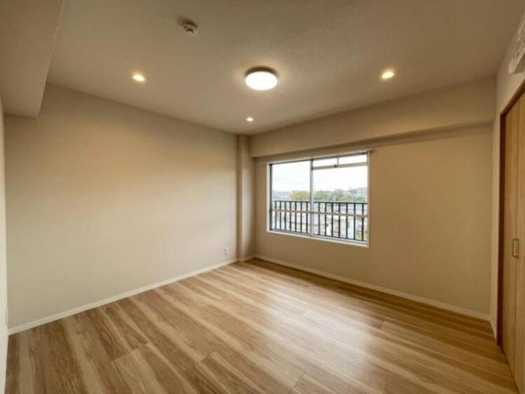 内装 【7.8帖洋室】柔らかな色合いに優しく包まれ、リラックスタイムを送れる寝室