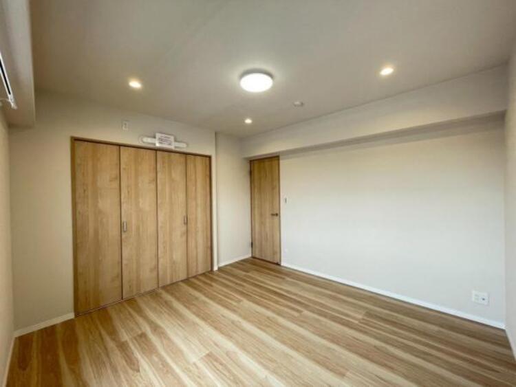 内装 【7.8帖洋室】ベッドを置いてもゆとりのある広さの主寝室です