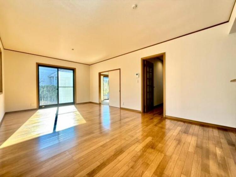 居間 陽光の注ぐゆとりのLDK！ご家族が集まり、ゆったりとくつろげる空間です