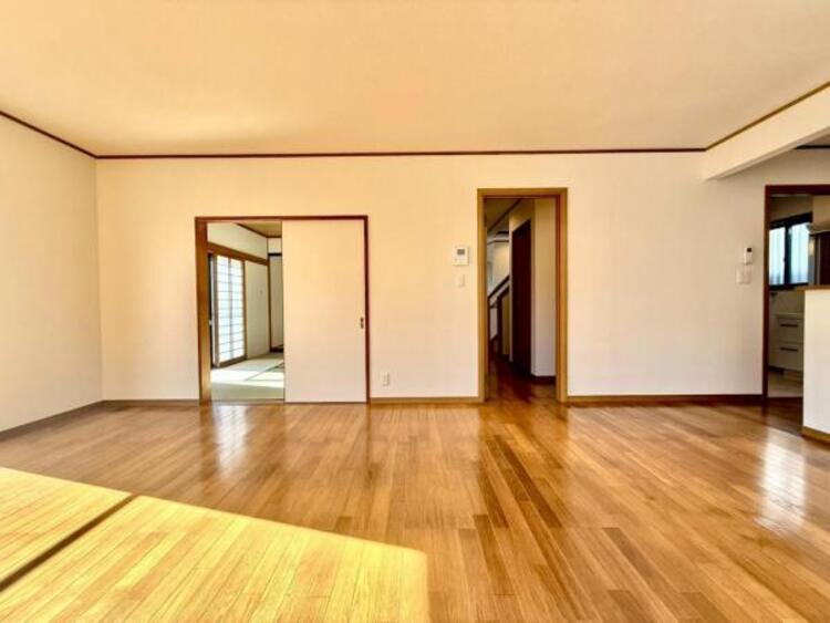 居間 食と憩いの場がゆるやかに続く、家族の存在を感じられるLDKです 