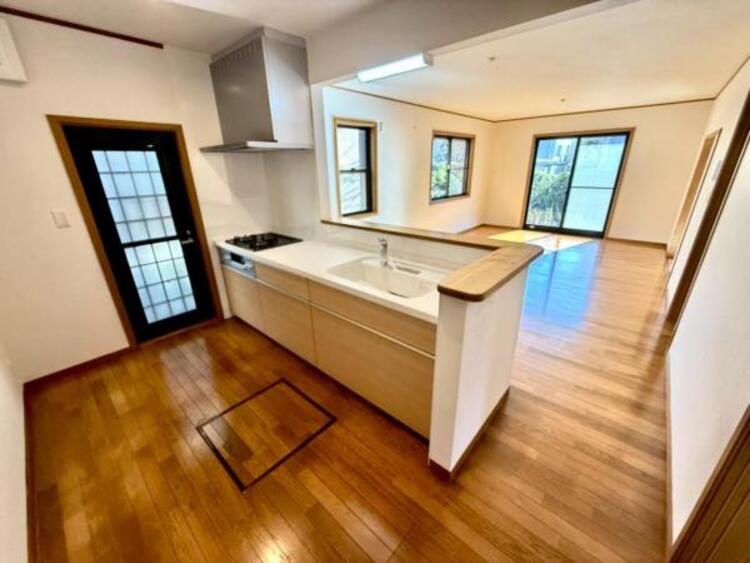 キッチン 開放的なオープンの対面式キッチンで、お料理中もご家族の気配を感じられます