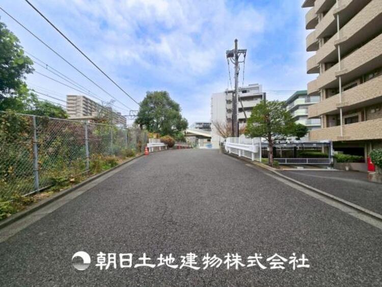 外観 【前面道路】 車通りの少ない閑静な住宅街に位置しております。車庫入れもゆとりある良好な環境で、子育てへの安心感と家族で遊べる自然が身近な嬉しい立地です。