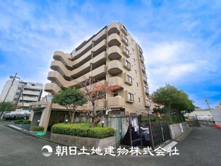 外観 【外観写真】目の前に手を伸ばせば、触ることが出来そうな環境が、そのままインテリアになったような印象です。その豊かな眺望にふさわしい空間には、通風・採光にも優れ、心地よい光と風があふれています。