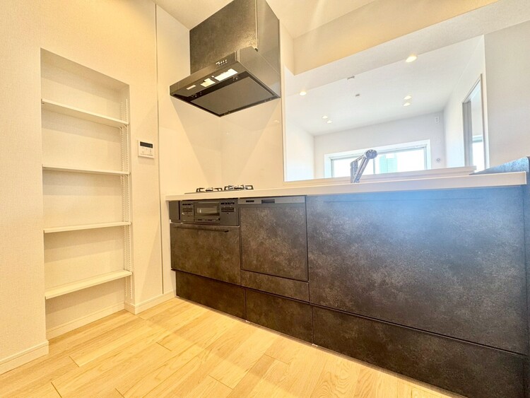 キッチン スマートな意匠と充実の機能を備えたキッチンが、暮らしにおいしい彩りを添えます。