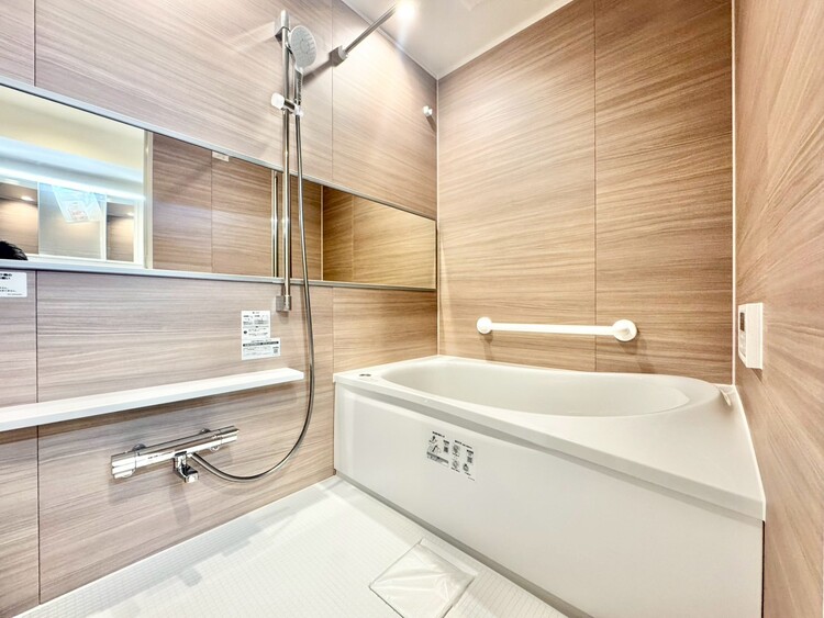 風呂 一日の疲れを癒すバスルームは、心地よいリラックスを叶える清潔感溢れる空間です。