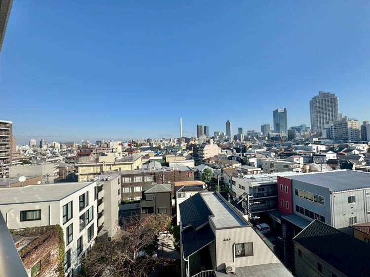 バルコニー 窓を開けると広がる青空。心をリフレッシュして日々を過ごしていきましょう。