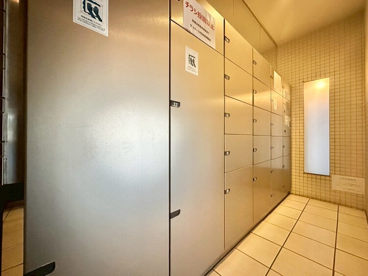 設備 外出中に活躍してくれる宅配ボックスが設置されています。家で宅配物を待たなくて済みますね。