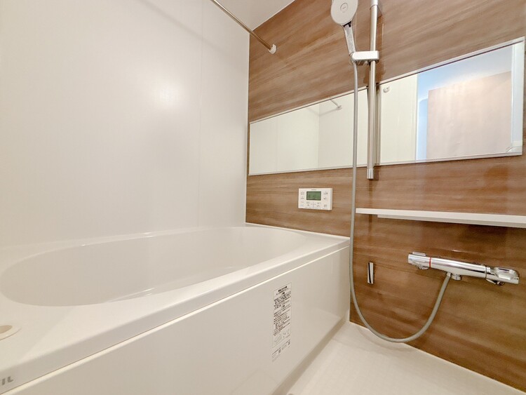 風呂 一日の疲れを癒すバスルームは、心地よいリラックスを叶える清潔感溢れる空間です。