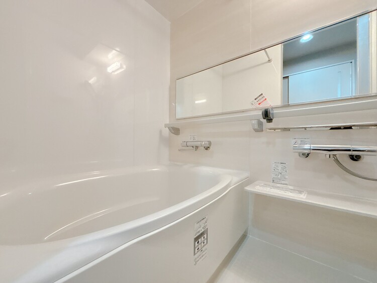 風呂 一日の疲れを癒すバスルームは、心地よいリラックスを叶える清潔感溢れる空間です。