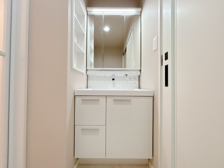 洗面 何かと物が増える場所だからこそ、スッキリと見映えの良い空間に。