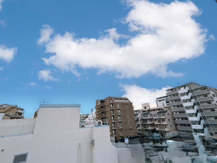 バルコニー 窓を開けると広がる青空。心をリフレッシュして日々を過ごしていきましょう。