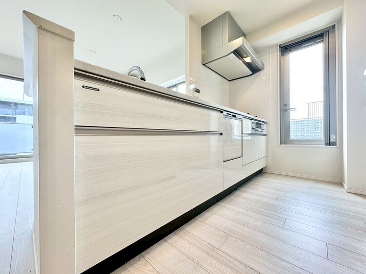 キッチン スマートな意匠と充実の機能を備えたキッチンが、暮らしにおいしい彩りを添えます。