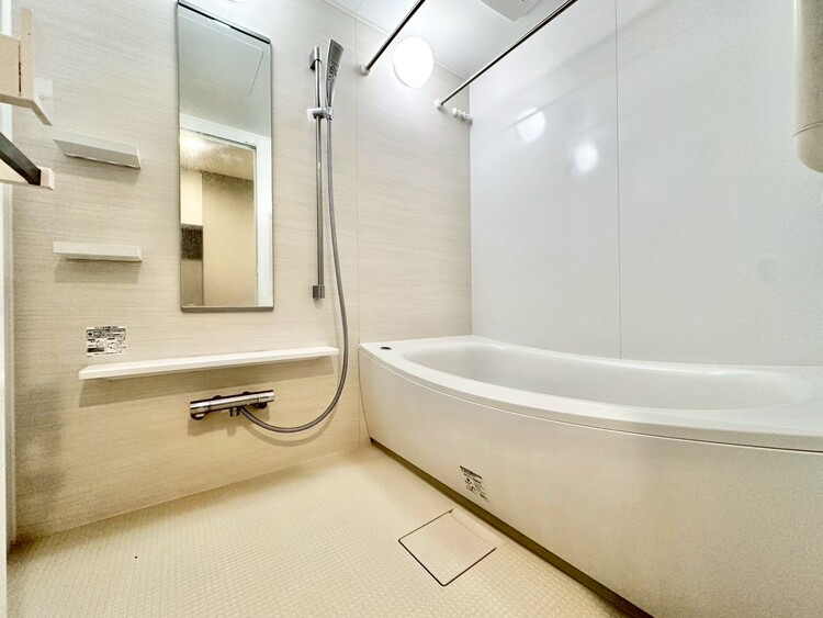 風呂 一日の疲れを癒すバスルームは、心地よいリラックスを叶える清潔感溢れる空間です。