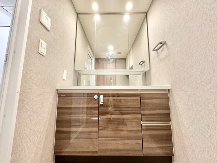 洗面 何かと物が増える場所だからこそ、スッキリと見映えの良い空間に。