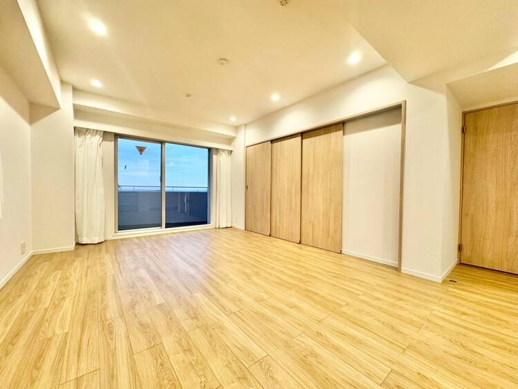 居間 忙しく過ぎゆく日常を置き去るほど、ゆったりした時間が流れるリビング。