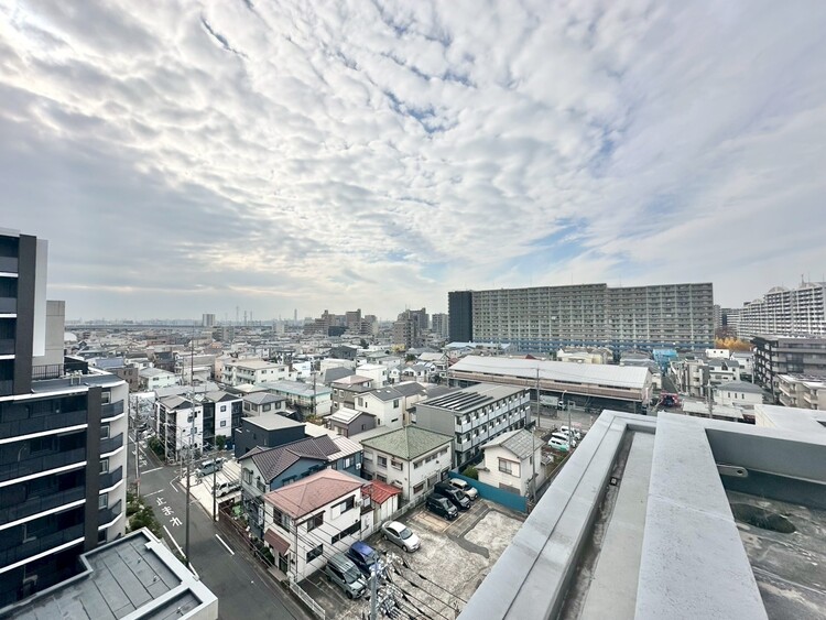 バルコニー 窓を開けると広がる青空。心をリフレッシュして日々を過ごしていきましょう。