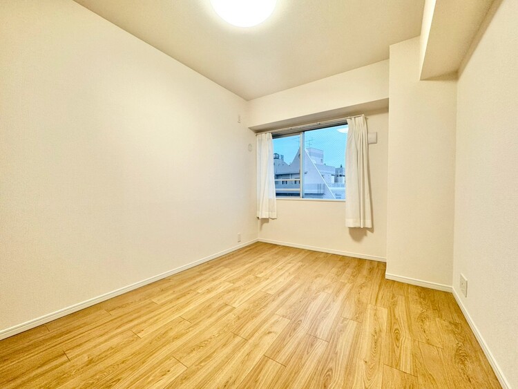 寝室 ベッドも十分に設置するスペースがあります。