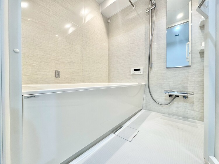 風呂 一日の疲れを癒すバスルームは、心地よいリラックスを叶える清潔感溢れる空間です。