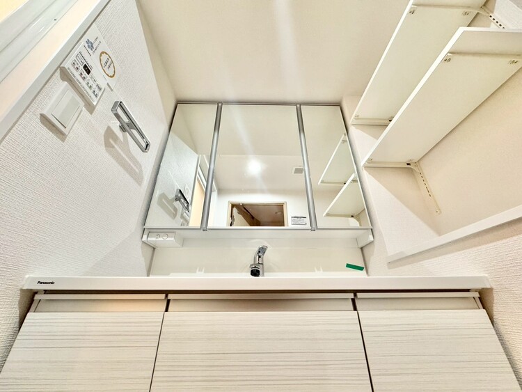 洗面 何かと物が増える場所だからこそ、スッキリと見映えの良い空間に。