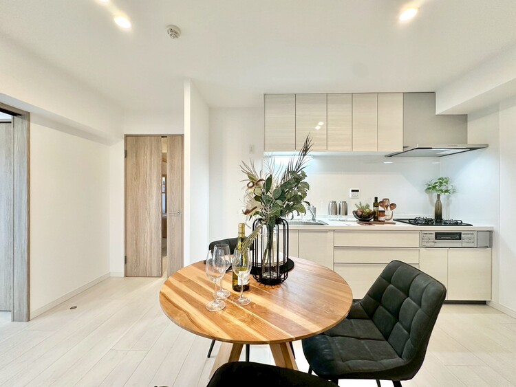 居間 飾り過ぎないシンプルな内装と偏り過ぎないデザインで統一しました。