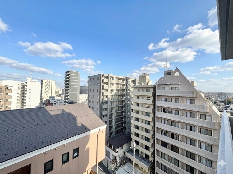 バルコニー 窓を開けると広がる青空。心をリフレッシュして日々を過ごしていきましょう。
