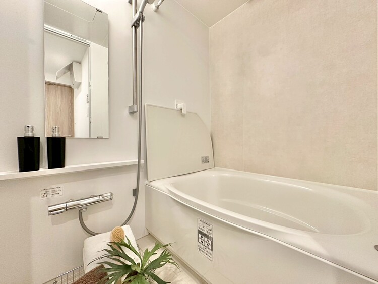 風呂 一日の疲れを癒すバスルームは、心地よいリラックスを叶える清潔感溢れる空間です。