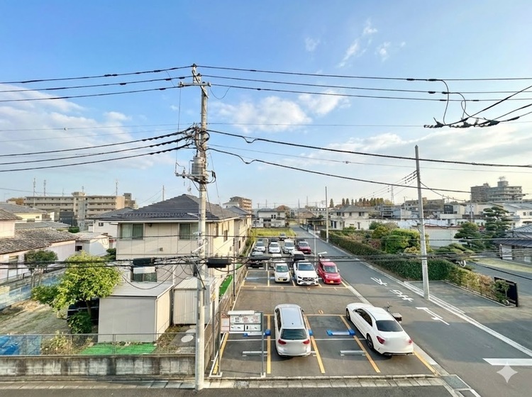 バルコニー 窓を開けると広がる青空。心をリフレッシュして日々を過ごしていきましょう。