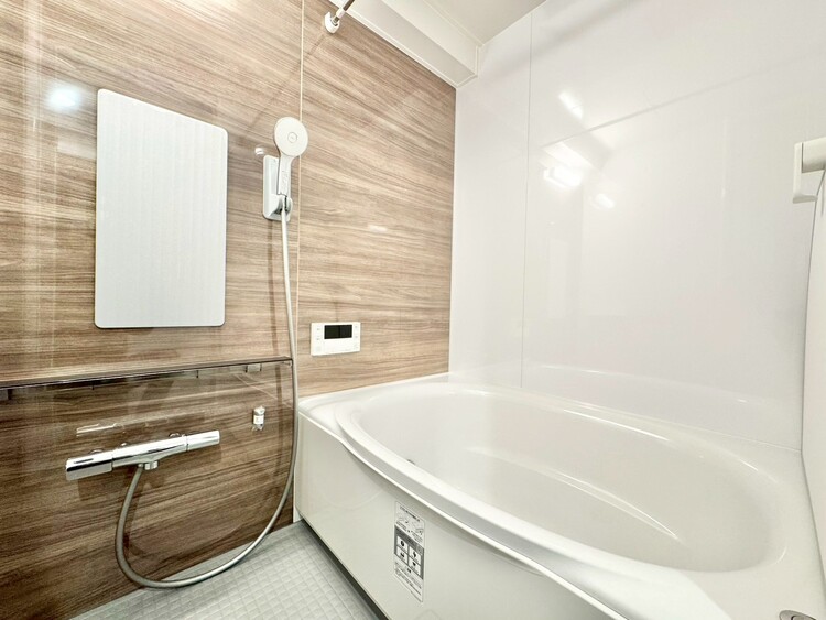 風呂 一日の疲れを癒すバスルームは、心地よいリラックスを叶える清潔感溢れる空間です。