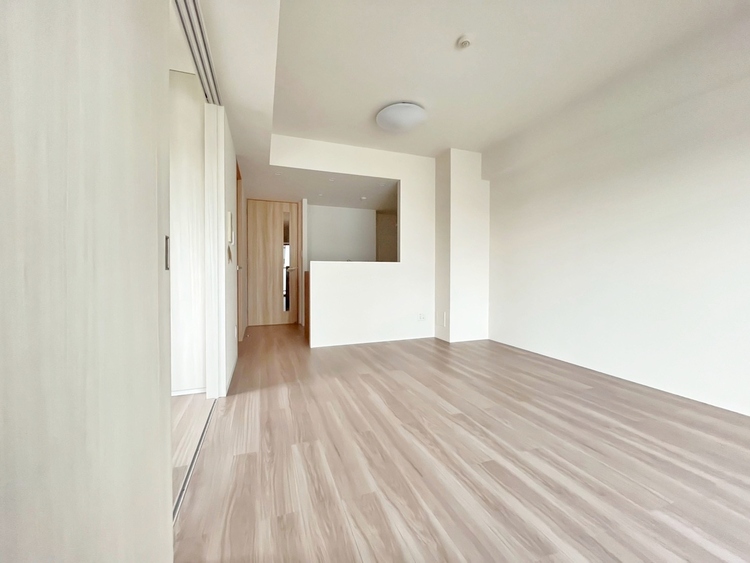 居間 忙しく過ぎゆく日常を置き去るほど、ゆったりした時間が流れるリビング。