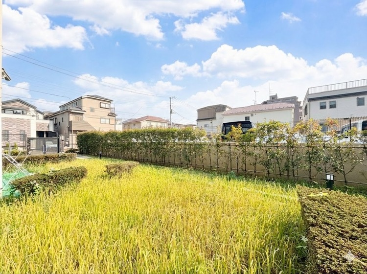 バルコニー 窓を開けると広がる青空。心をリフレッシュして日々を過ごしていきましょう。