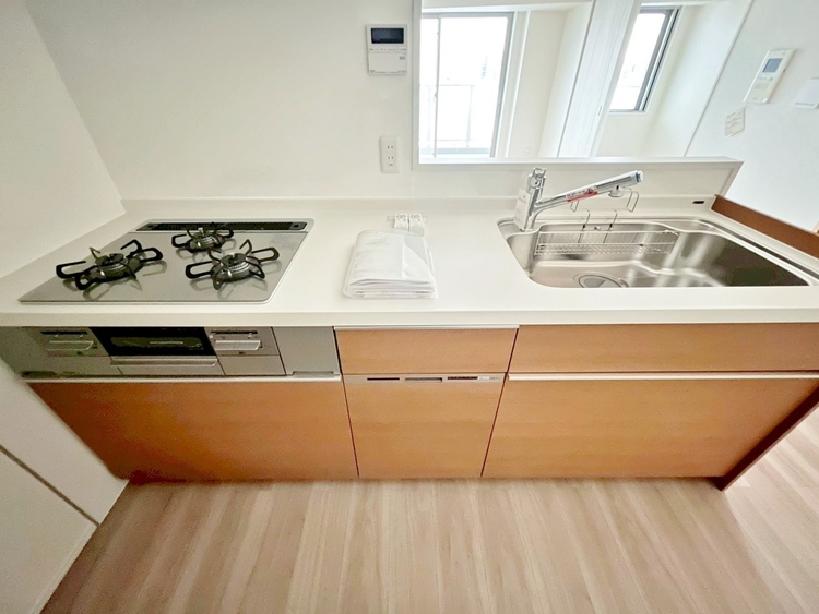 キッチン スマートな意匠と充実の機能を備えたキッチンが、暮らしにおいしい彩りを添えます。