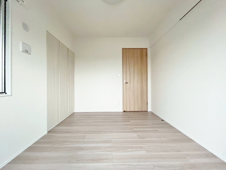 寝室 ベッドも十分に設置するスペースがあります。