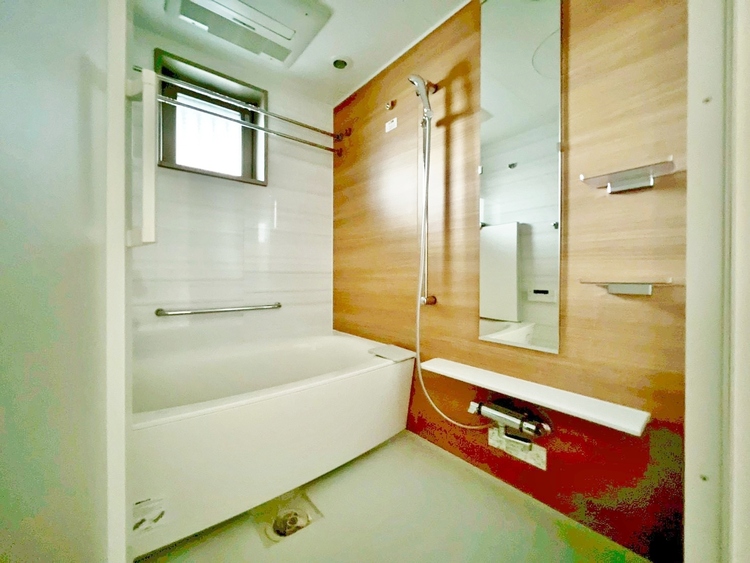 風呂 一日の疲れを癒すバスルームは、心地よいリラックスを叶える清潔感溢れる空間です。