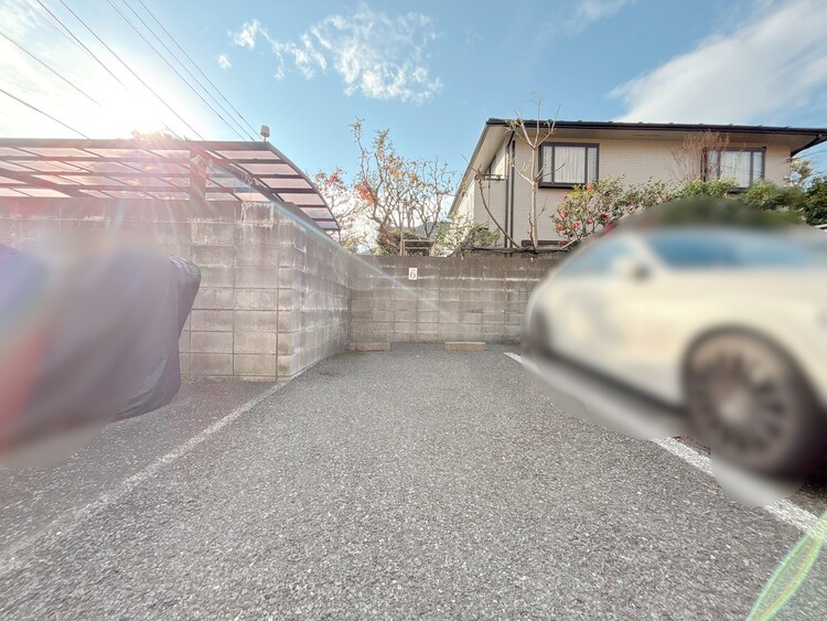 駐車場 本物件の駐車スペースです。車種制限のある場合もございますので、お気軽にお問い合わせくださいませ。
