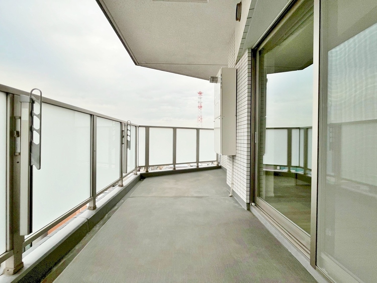 バルコニー 暮らしの中で、光と風を演出してくれるバルコニー。