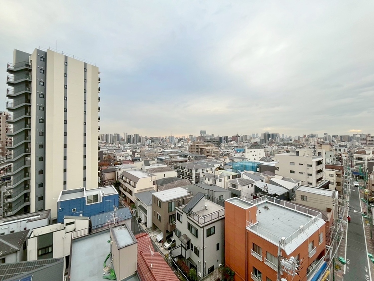 バルコニー 窓を開けると広がる青空。心をリフレッシュして日々を過ごしていきましょう。