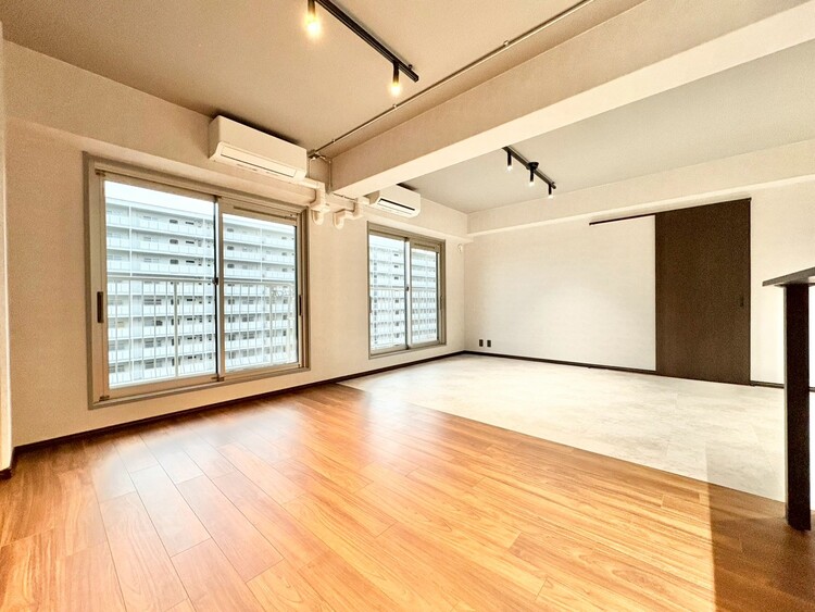 居間 居心地の良い空気感は、暮らしのステージを彩り、心からのやすらぎと満足感を与えてくれます。