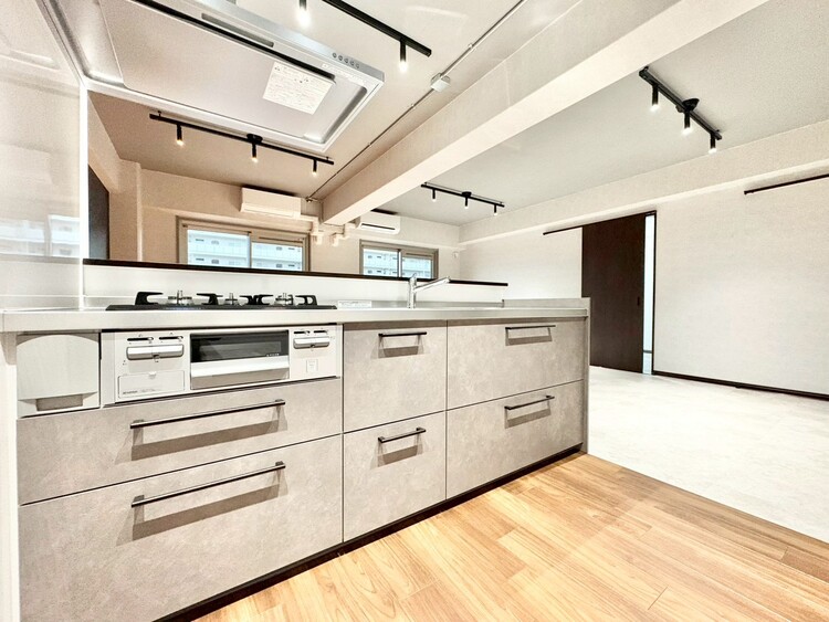 キッチン スマートな意匠と充実の機能を備えたキッチンが、暮らしにおいしい彩りを添えます。