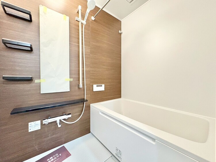 風呂 一日の疲れを癒すバスルームは、心地よいリラックスを叶える清潔感溢れる空間です。