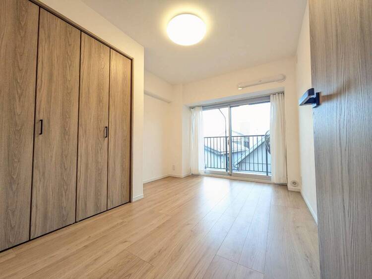 寝室 ベッドも十分に設置するスペースがあります。