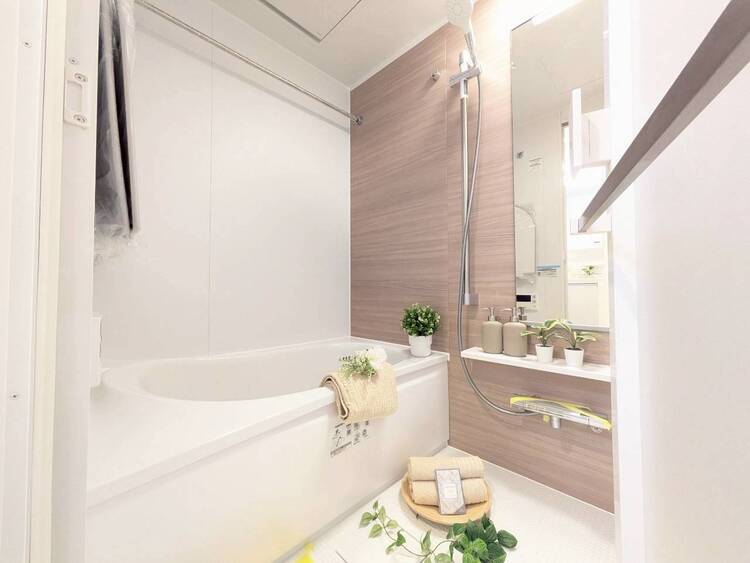 風呂 一日の疲れを癒すバスルームは、心地よいリラックスを叶える清潔感溢れる空間です。