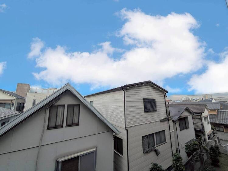 バルコニー 窓を開けると広がる青空。心をリフレッシュして日々を過ごしていきましょう。
