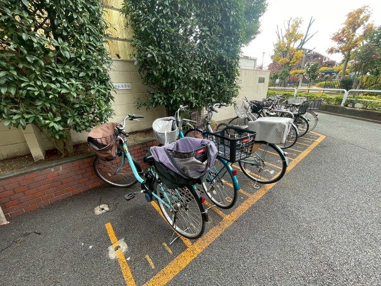 その他 きちんと整備された駐輪場。住む方の心遣いが感じられます。