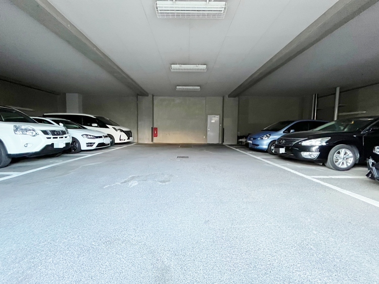 駐車場 本物件の駐車スペースです。車種制限のある場合もございますので、お気軽にお問い合わせくださいませ。