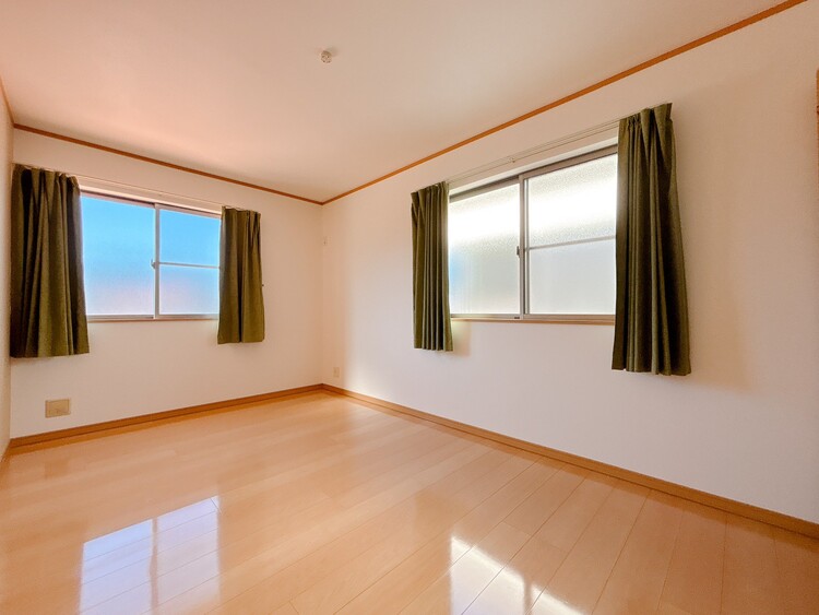 寝室 ベッドも十分に設置するスペースがあります。