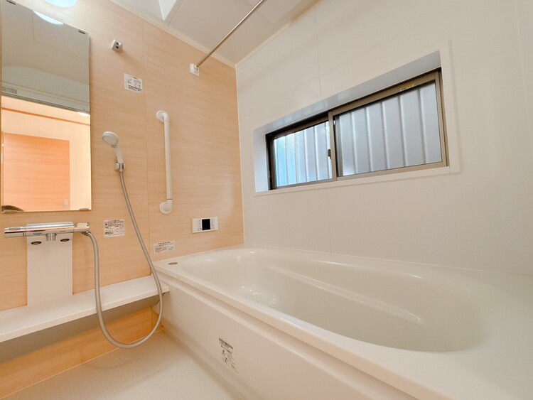 風呂 一日の疲れを癒すバスルームは、心地よいリラックスを叶える清潔感溢れる空間です。