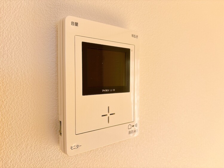 設備 来訪者と通話ができ、モニターで姿が確かめられるインターホンを採用。暮らしの安心感を一層高めます。